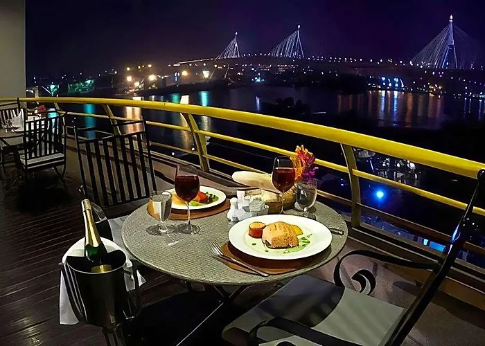 Riverfront Hotel